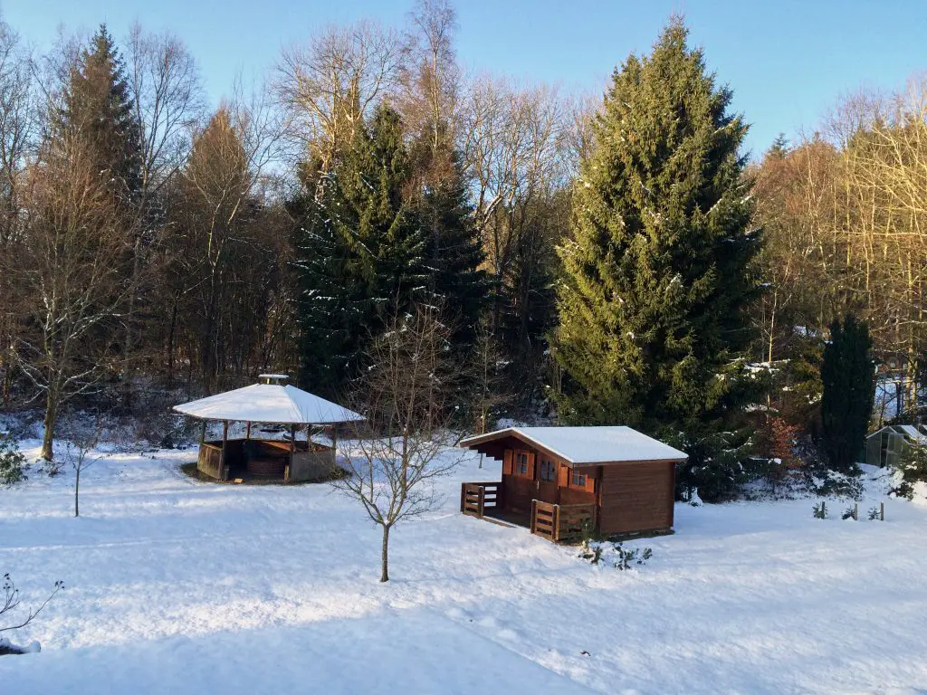 Grillhütte im Garten bei Schnee